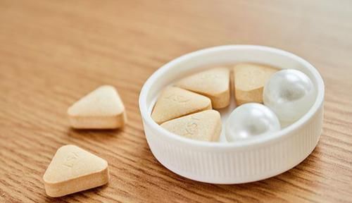 皮肤干燥|一脱裤子,腿上就掉白屑 提醒:1种维生素及时补,问题或可缓解