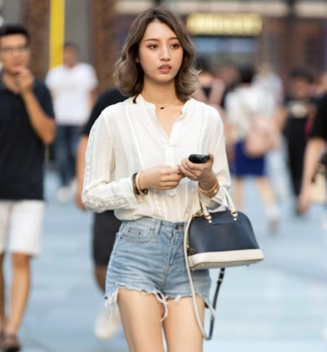 街拍|身穿粉色大衣的小姐姐,长发飘飘,女神范十足