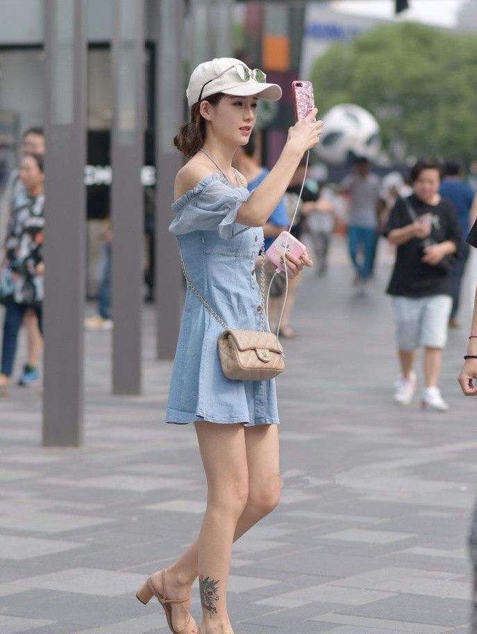 街拍:身材苗条的美女,高雅的气质,真是羡煞众人呀