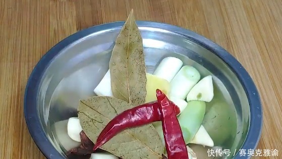 家常好菜，香菇土豆焖鸡块，配料简单味道鲜美，家人都爱吃