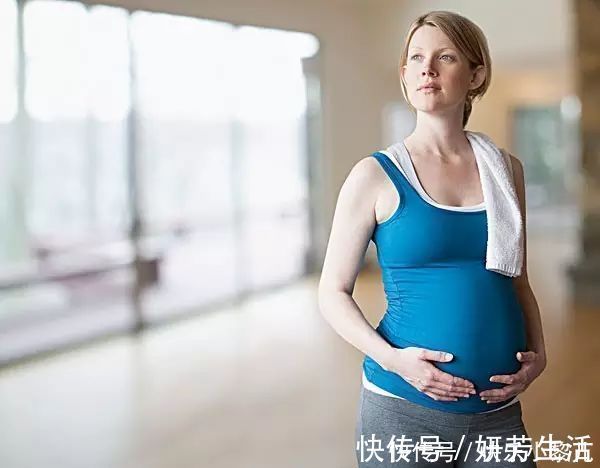 准妈妈们|网红健身博主怀孕8月猛蹲280斤！遭网友炮轰：健身健到没脑子？