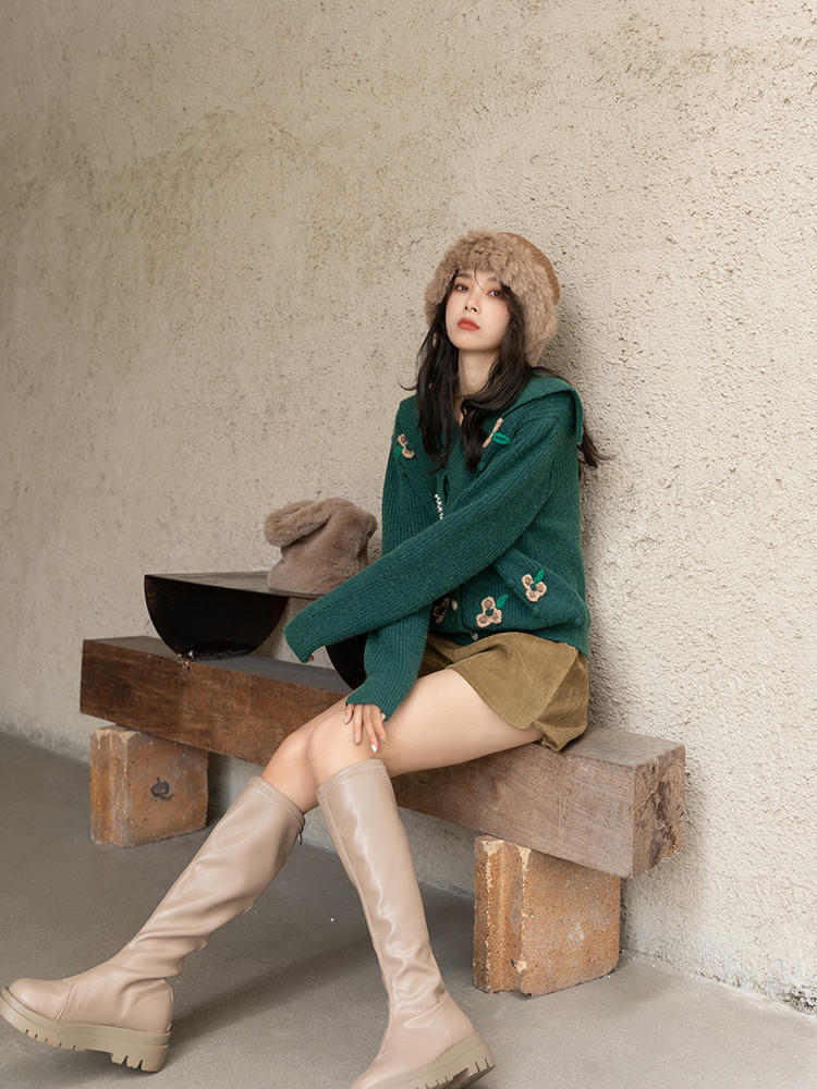 半身裙|天气回暖该怎么穿出氛围感?米色卫衣+黑色半身裙,清纯又不失个性