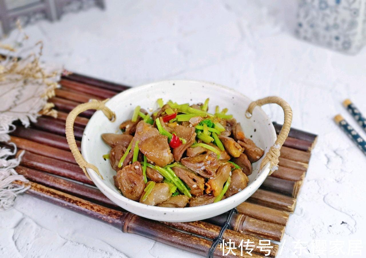 搭配|芹菜和鸭心搭配，简单炒一炒，就是一道好吃的下饭菜