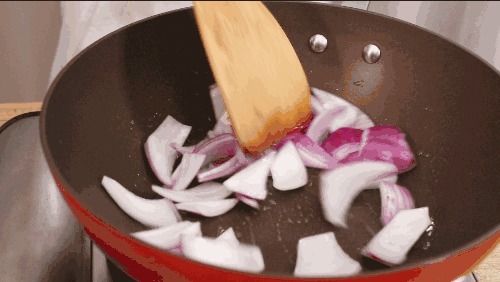 洋葱不要凉拌着吃或炒着吃了,教你这个养生新吃法,天天吃都不腻