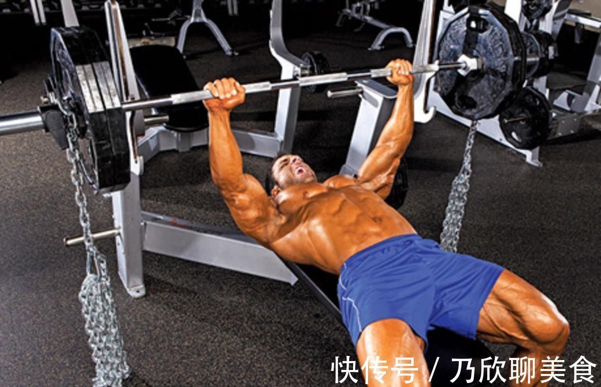 平板凳|不要把卧推练歪了这样练卧推才能把胸肌真正练大