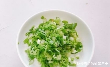小葱|煮面条时，最忌开水下锅，大厨教你小妙招，面条筋道Q弾超好吃！