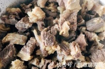 炖牛肉时,久煮不烂?汤中加“1物”,牛肉快速软烂,百吃不腻