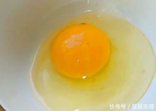 搅拌均匀|剩米饭里加1个鸡蛋，不用蒸不用炒，一擀一切，出锅孩子就抢吃光