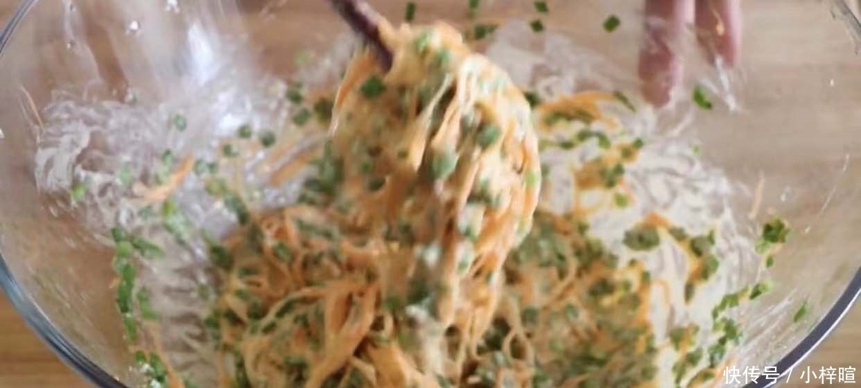 胡萝卜韭菜煎饼,简单又快速,营养又美味,早上别忘记吃饭哦~