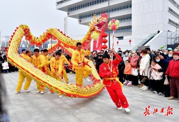 千树万灯照如昼，明月害羞藏云后