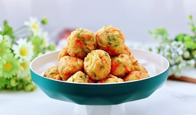 炸丸子只知道用面粉,加上它,炸出来的丸子外酥里嫩,凉了也不硬