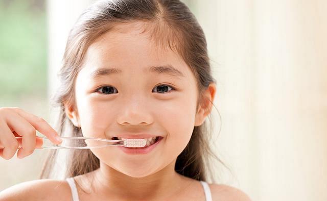 电动牙刷|美国牙医建议七岁之前不要自己刷牙?很多中国父母教育错了