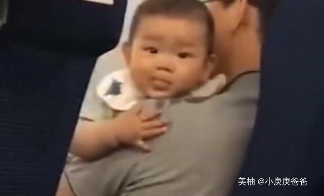 辅食|“馋猫宝宝”高铁上看到有人吃东西，流了爸爸一肩膀口水，太萌了