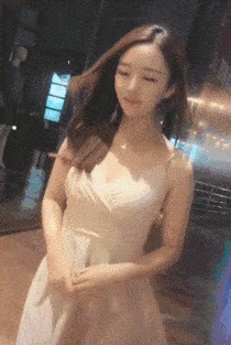 |搞笑GIF:小姐姐一个人出来不安全, 请问需要保镖吗?
