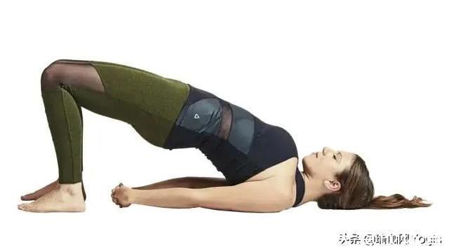 下犬式|打开胸腔好处多!这组瑜伽体式有效打开胸腔,身姿更加挺拔