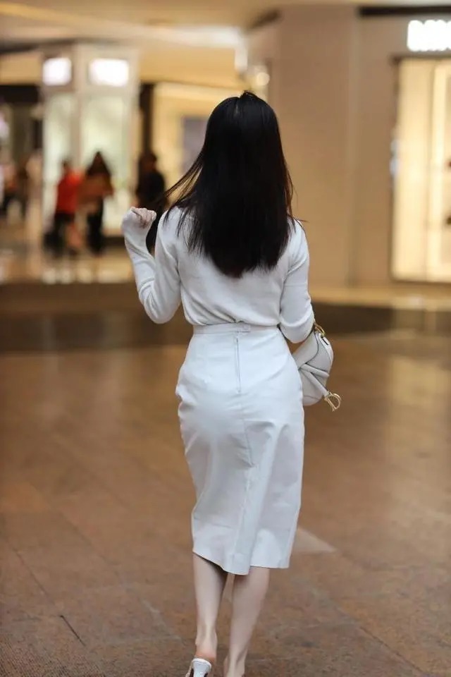 短裙 美女身材风韵,穿白色短裙配高跟鞋,青春靓丽很有气质