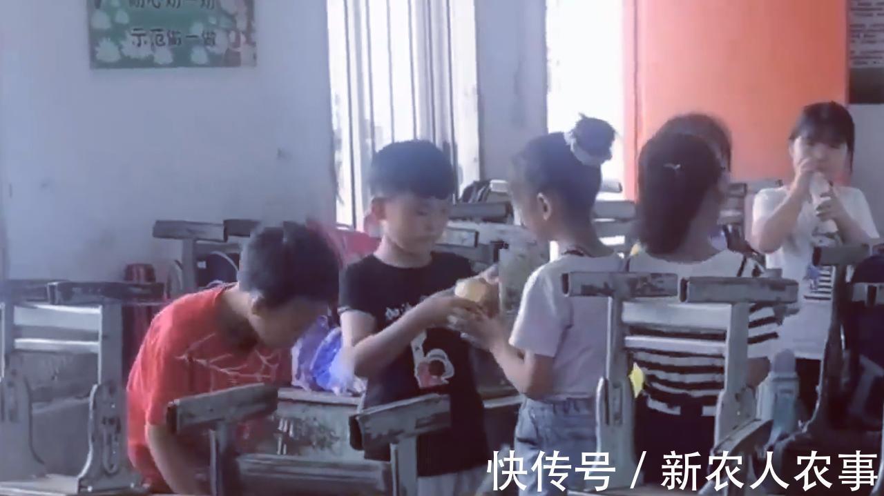 女孩|女孩咬了两口男孩的苹果,最终被无情嫌弃,网友:人生的高光时刻