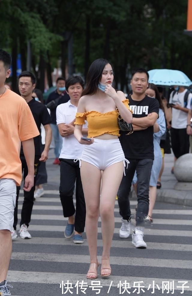 时尚穿搭,美女衣服还带有小露香肩的设计,方便又时尚