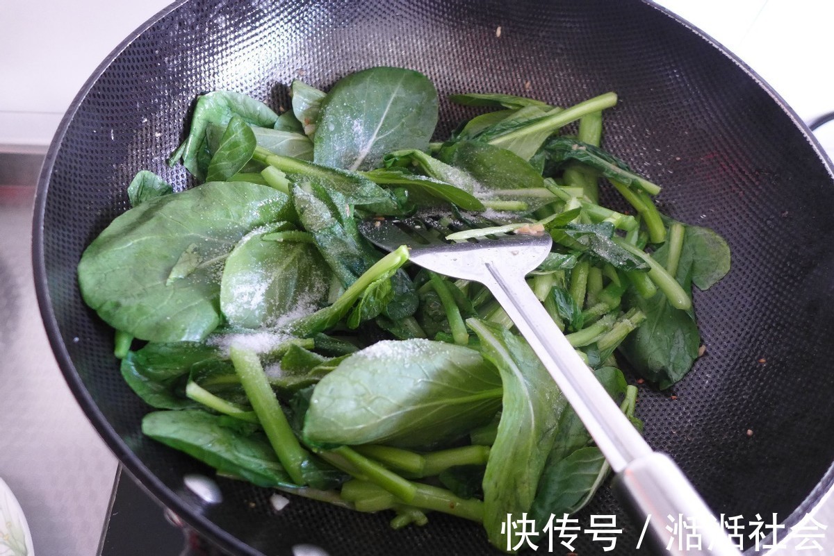 菜梗子|蒜蓉菜心这样做才好吃，颜色翠绿不发黄，看着就不错
