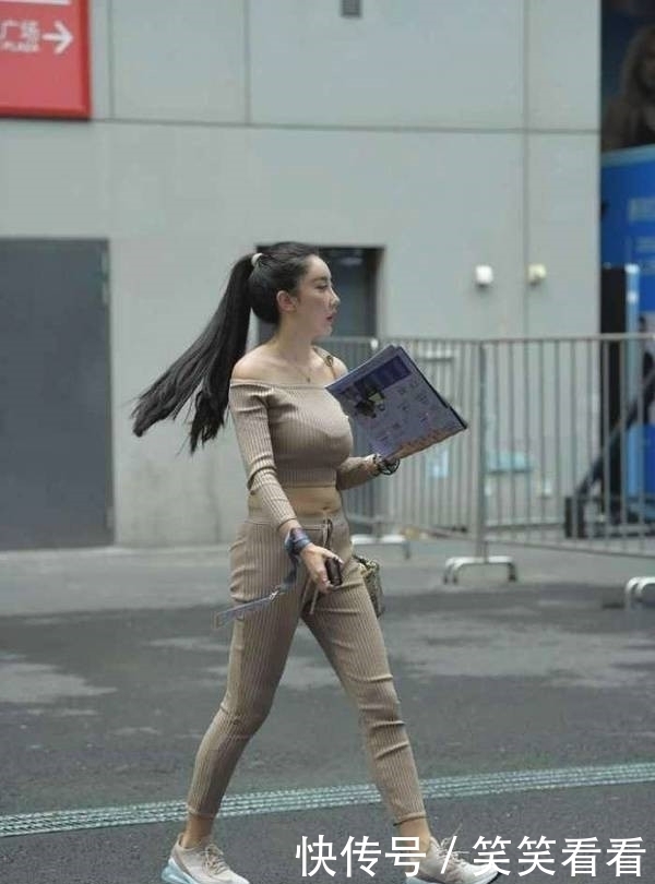 美女|美女街拍小姐姐穿针织套装出街,度过一个“温情”的秋天