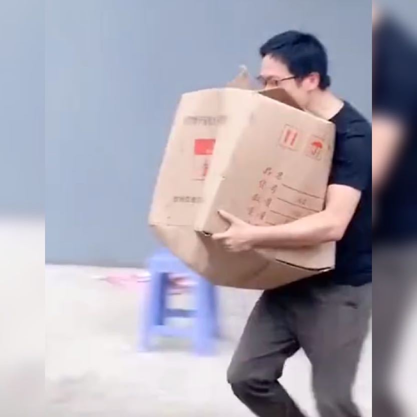 淋雨|为了不让娃淋雨,亲爸的“花式”遮雨妙招获高赞真不按套路出牌