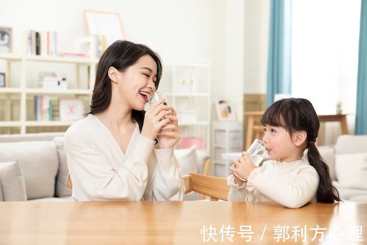 大人|妈妈在地铁里让孩子当众下跪,父母粗暴惩罚对孩子的伤害有多大?