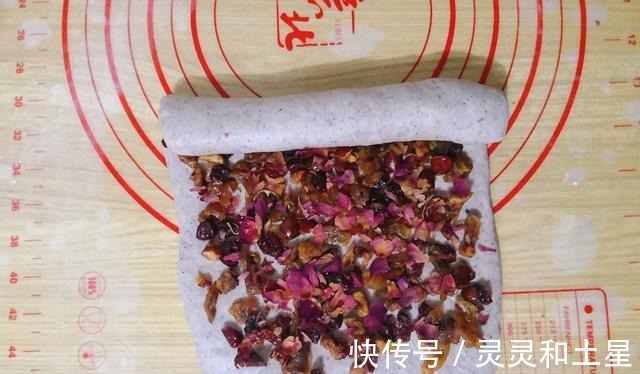 吸油纸|黑米别用来煮粥，做成面包，好吃又美味！