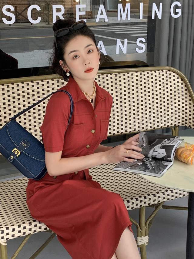 翻领|秋天怎样穿才有气色?身穿一件红色翻领连衣裙,穿上身复古又显白