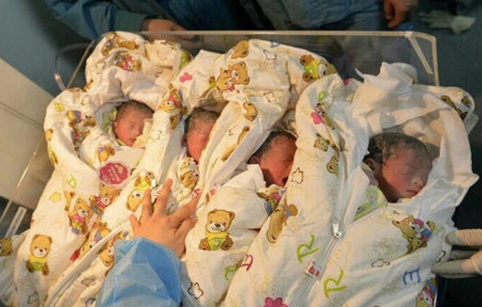 孕妈生下四胞胎,第四个宝宝出生后护士道喜:是个“天宠宝宝”