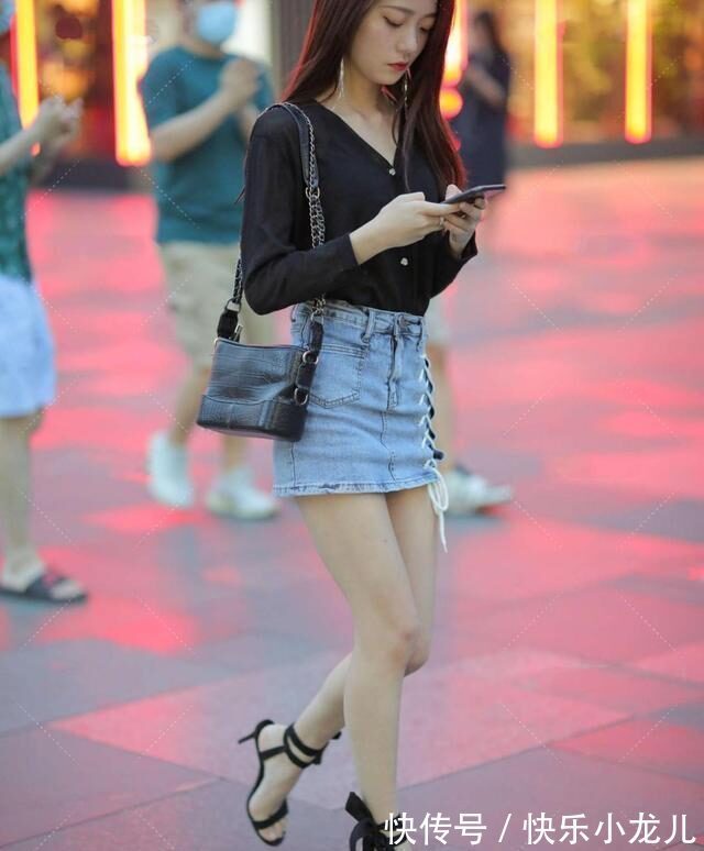 整体造型 牛仔短裙搭配黑色长衫,时髦性感,更显活力