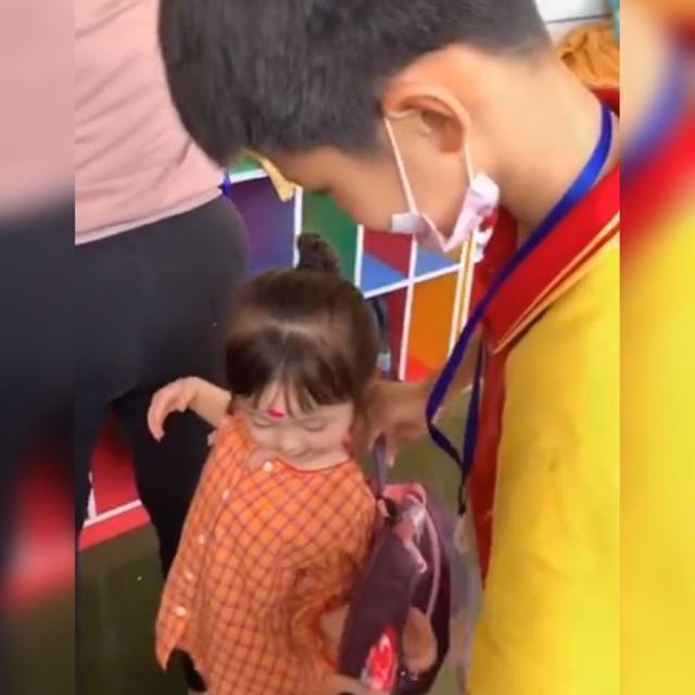 相处|哥哥暖心接妹妹放学,主动帮妹妹背书包火了,网友也太羡慕了