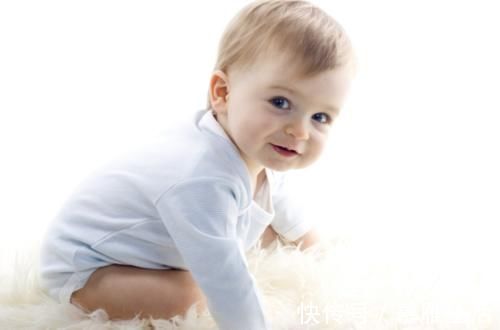 脊柱|4个月宝宝被查出“脊柱变形”,只因宝妈带娃出门时,总是这样做