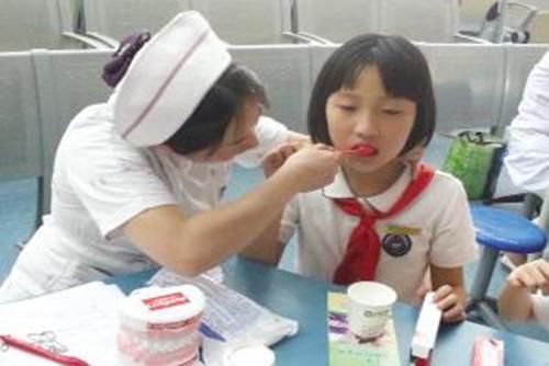 换牙期|7岁男孩长“双排牙”,原因是妈妈的精细喂养,换牙期宝宝要注意