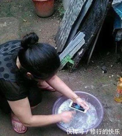 |搞笑GIF:真是的,你跟我一个配钥匙的装什么装!