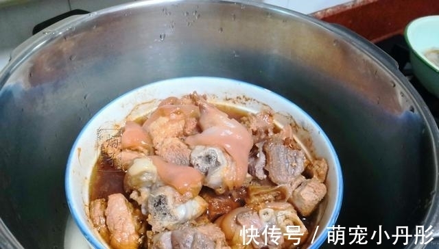 拌饭|这蒸菜我家一周做3次，食材炒下蒸一蒸软嫩鲜香，汤汁拌饭真得劲