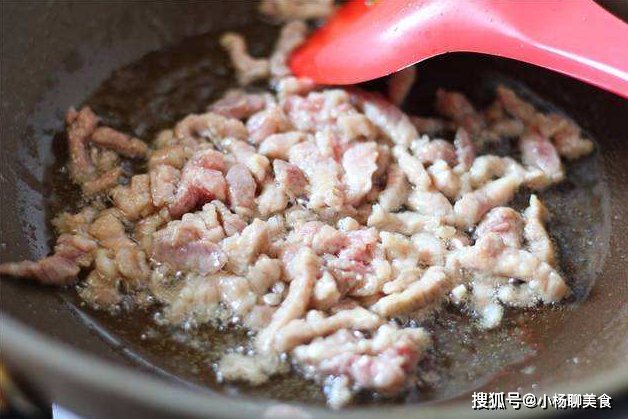 不管炒什么肉，直接下锅炒就不对，多做1步，肉滑嫩入味还不粘锅