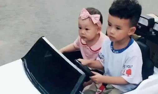 男孩子|霸道哥哥开“敞篷车”带妹妹取快递火了,主要副驾驶还有个“妞”