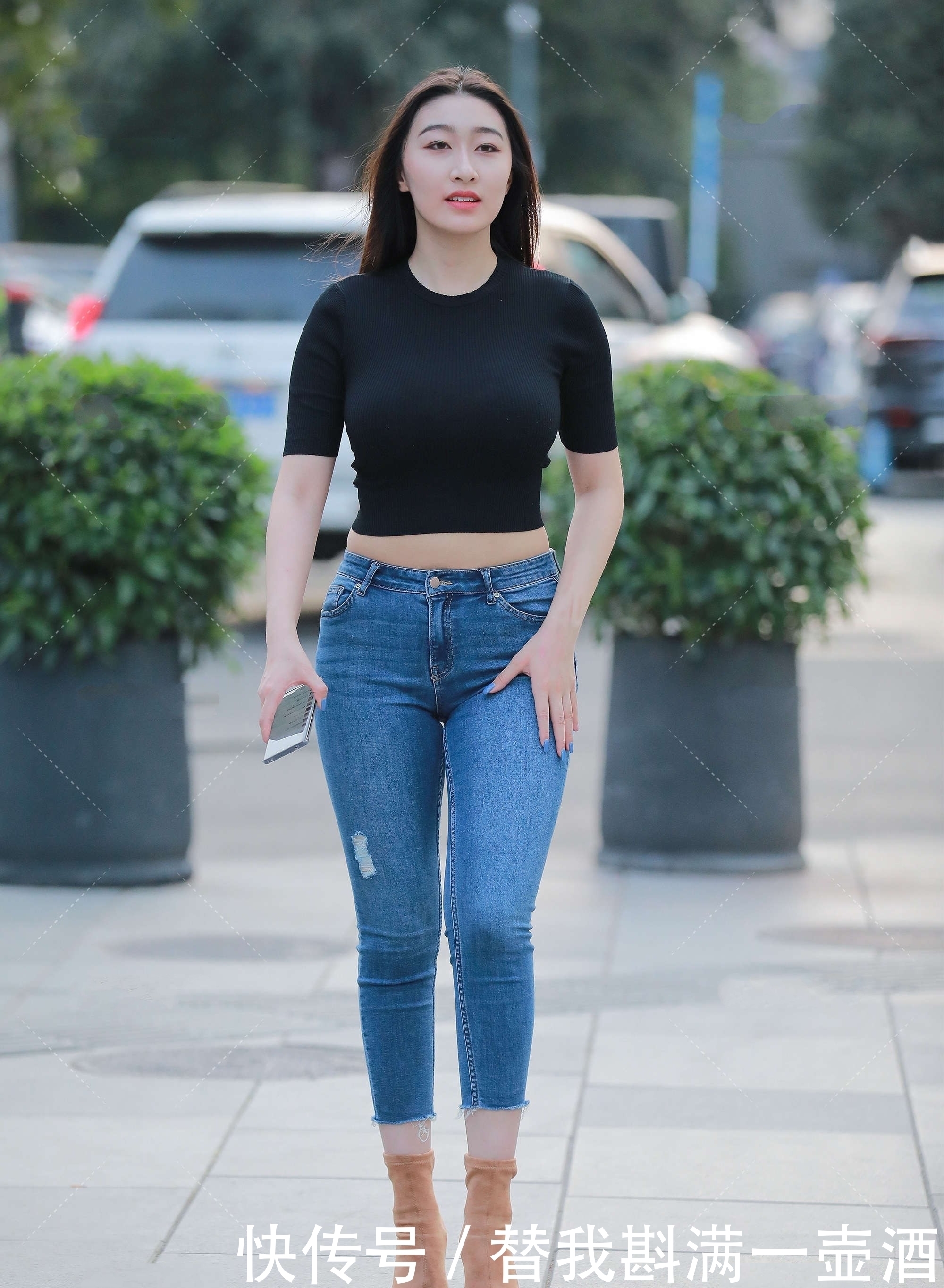 黑色露脐短袖搭低腰紧身牛仔裤,利索潇洒,婀娜多姿