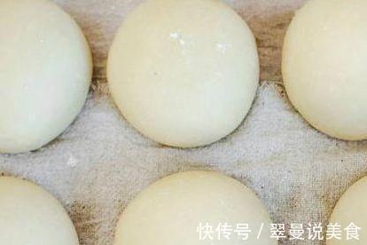 蒸馒头不要再用酵母了,用它发酵,蒸出来的馒头又白又香还筋道