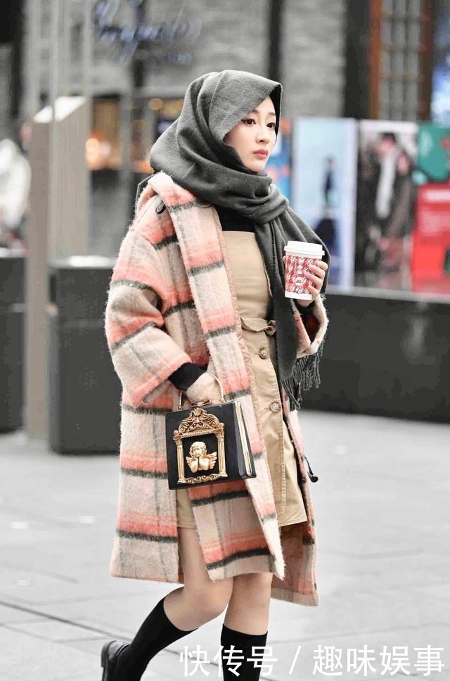 简约|时尚小姐姐穿着简约的外套搭配服饰,百搭不挑人仍然很有时尚气息