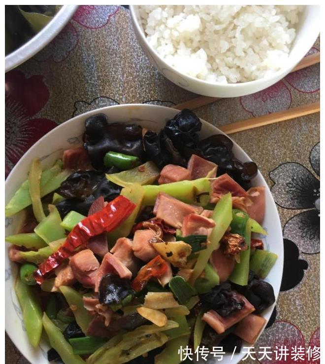 辣炒肥肠|公婆忙完庄稼又要去打工,我特意做了一桌菜送行,饭后吃的都想哭