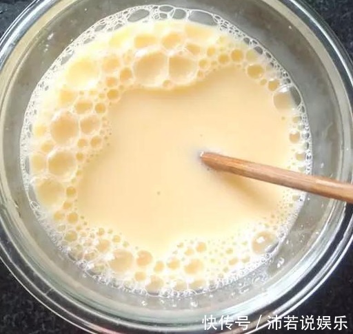 婆婆总嫌弃我做的蒸鸡蛋不好吃,她做的却又香又嫩,原来有诀窍
