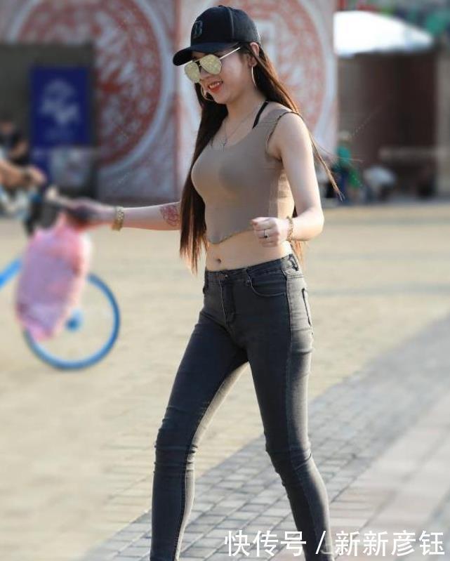 街拍凹凸有致的线条美，最适合穿紧身裤了