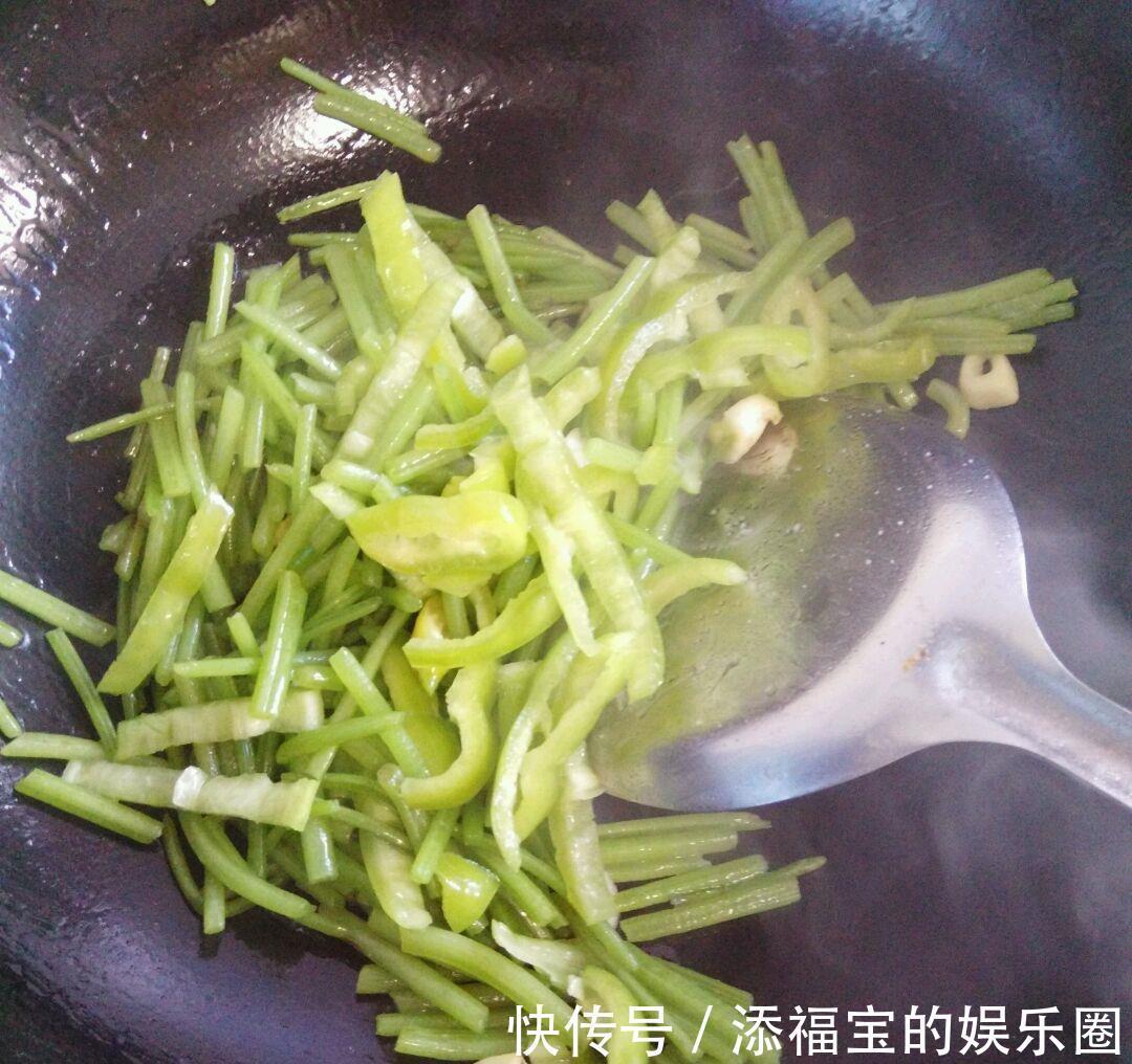大蒜|此菜是“碱性蔬菜”，吃啥都不如多吃点此菜，很多人都扔掉了