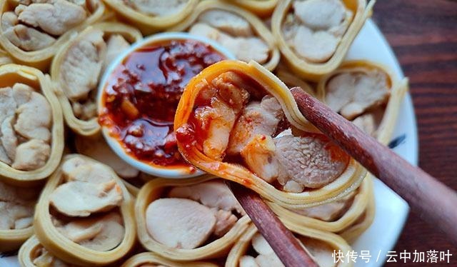 自从学会做这菜,儿子隔三差五点名要吃,一卷一蒸,蘸酱吃真香!