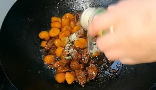 蜜汁|淮扬大厨分享“蜜汁红烧牛肉”简单好吃家常做法,加它鲜香软烂