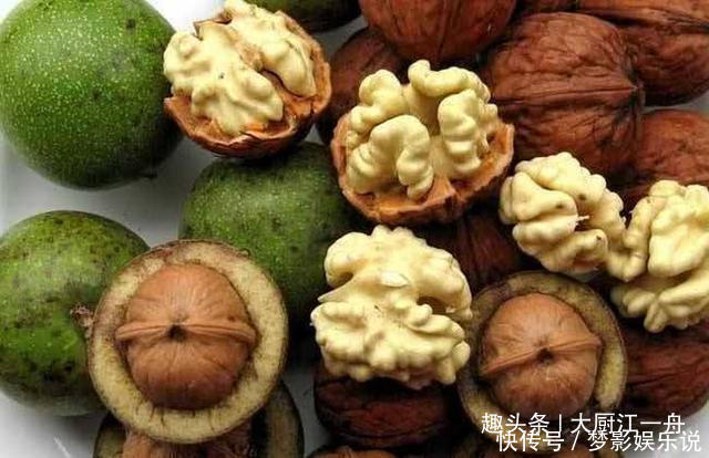 果肉|买核桃就要挑“母”的，果肉厚不发苦，学会这3个招，一挑一个准
