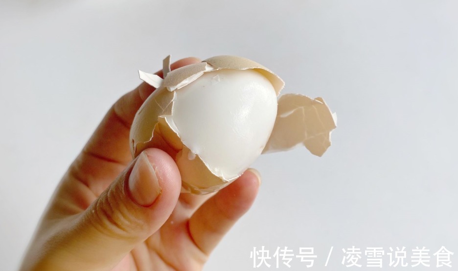 鸡蛋别再用水煮了,保姆教你新方法,只需1分钟,鸡蛋鲜嫩不粘壳