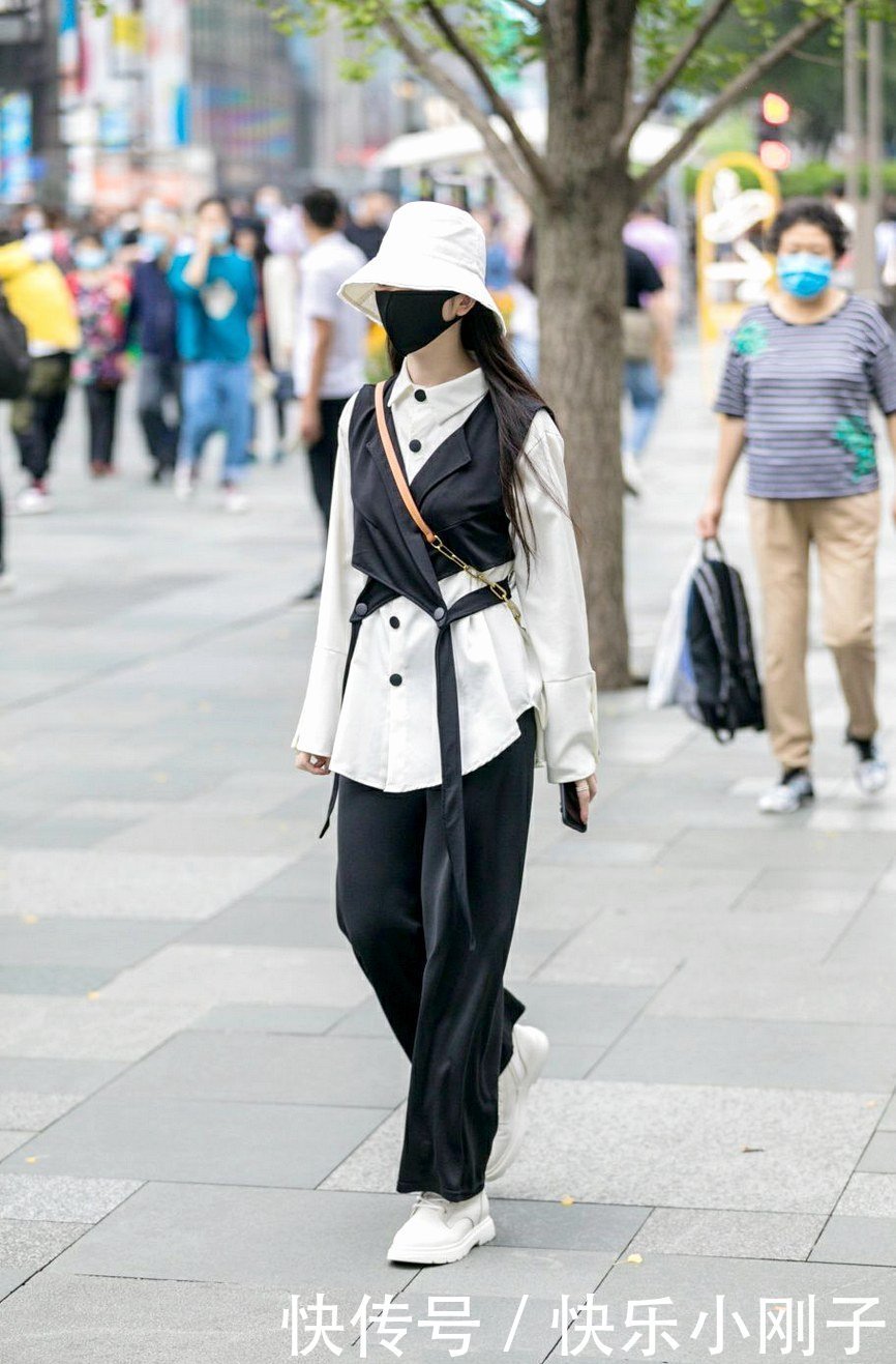 一双小白鞋穿四季,被誉为性价比最高的单品,怎么穿都不腻