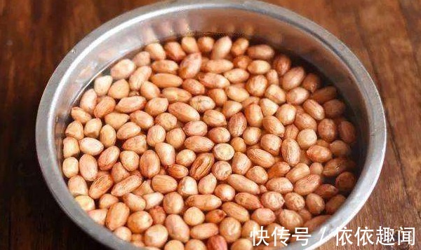 炸花生米，不要直接下油锅，多做2步，花生更酥脆，不怕炸糊返潮